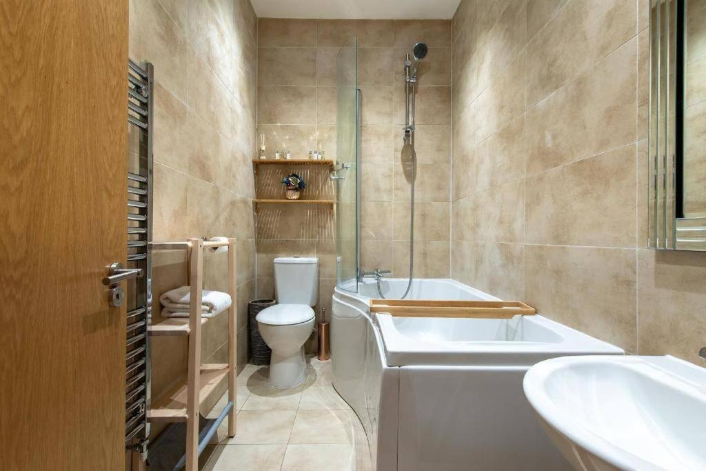 The Most Central Apartment In Canterbury Stunning Interiors, Fully Equipped, City Views And Free Wifi! מראה חיצוני תמונה