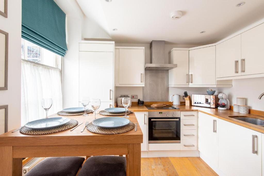 The Most Central Apartment In Canterbury Stunning Interiors, Fully Equipped, City Views And Free Wifi! מראה חיצוני תמונה